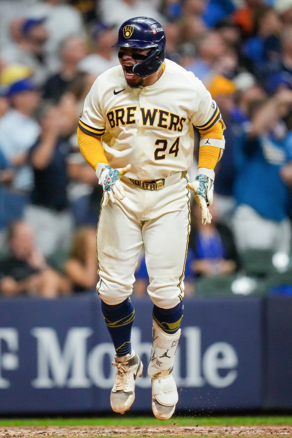 Contreras delivers and Milwaukee's bullpen shines as the Brewers top the Dodgers 7-4 in NLCS Game 2 | iNFOnews.ca