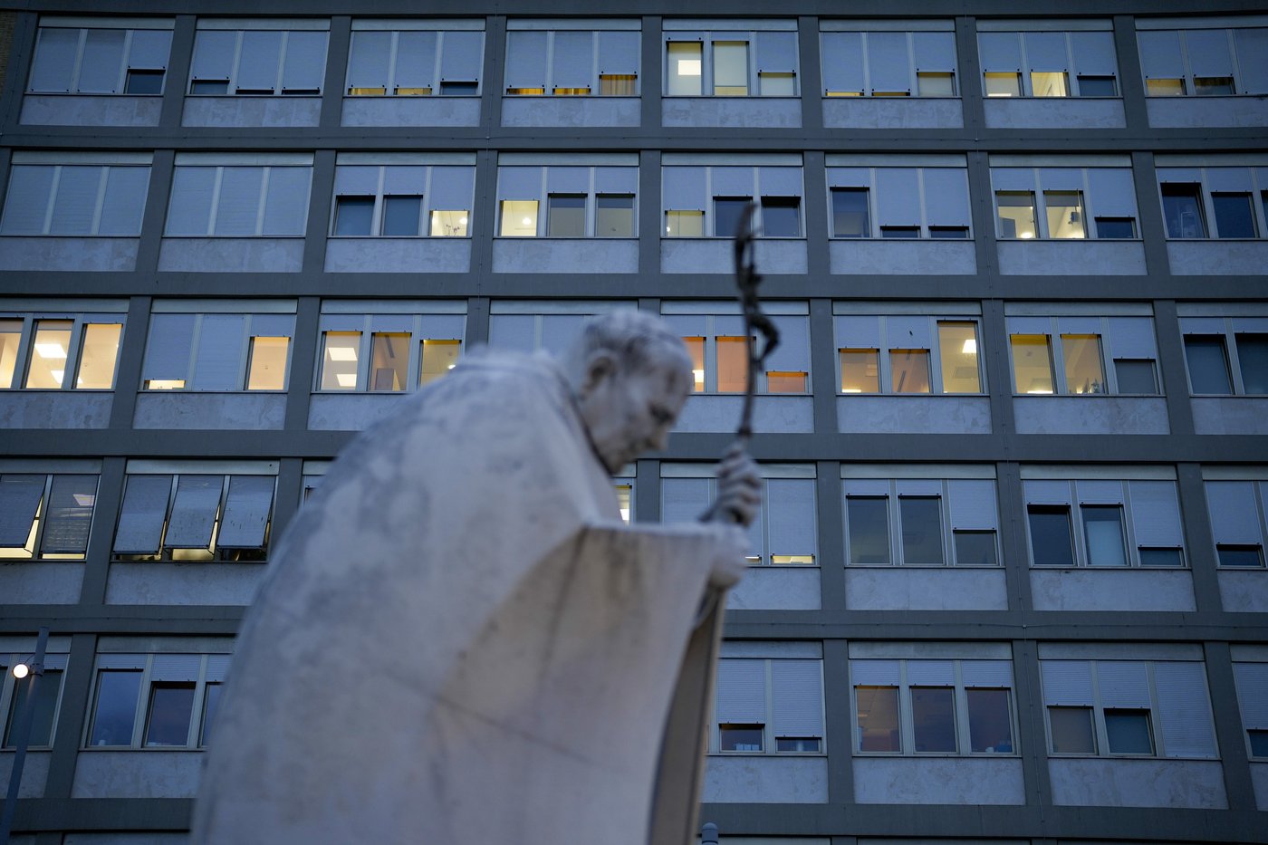 Doctors order 'absolute rest' for Pope Francis while he's being treated for a respiratory infection | iNFOnews.ca