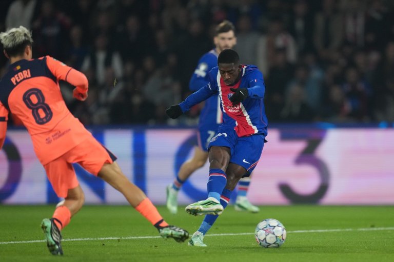 PSG forward Dembélé limps off against Barcelona in Champions League | iNFOnews.ca