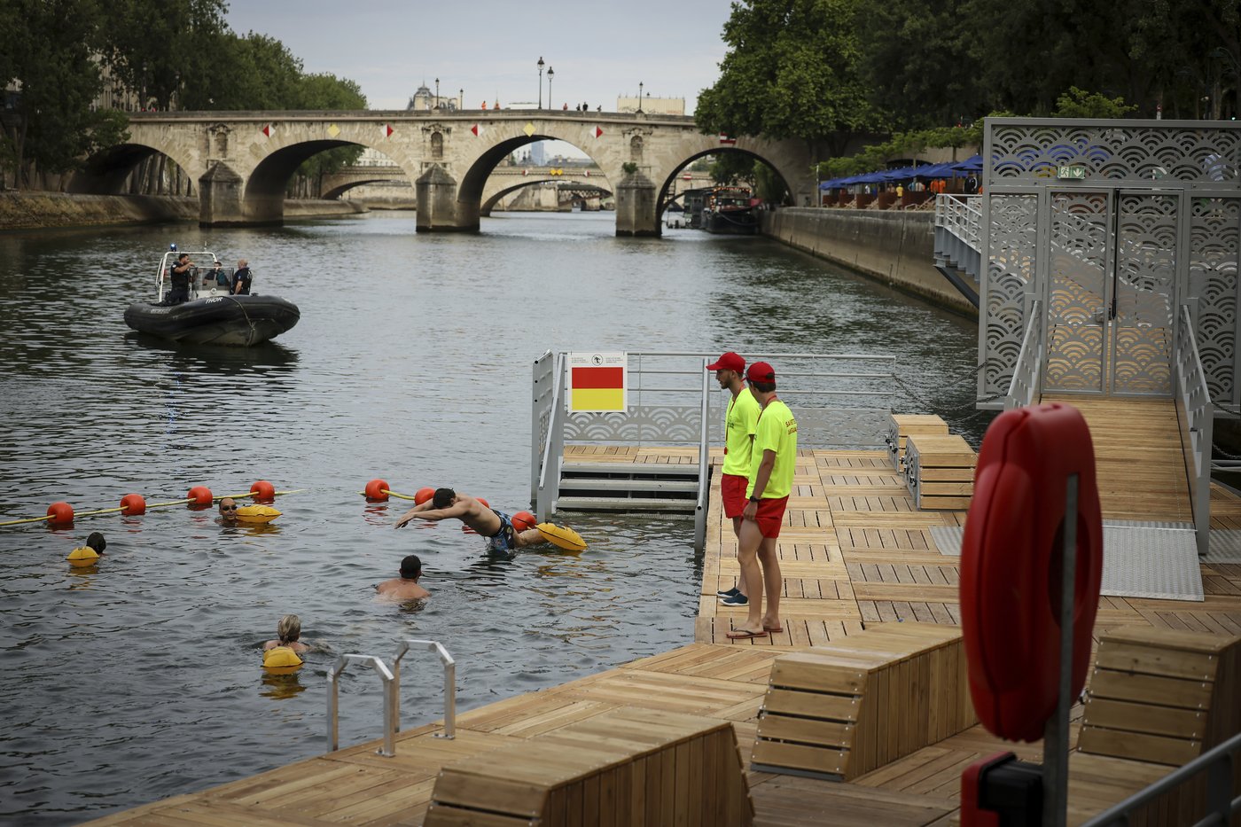 Joyful Parisians take a historic plunge into the Seine after 100 years | iNFOnews.ca