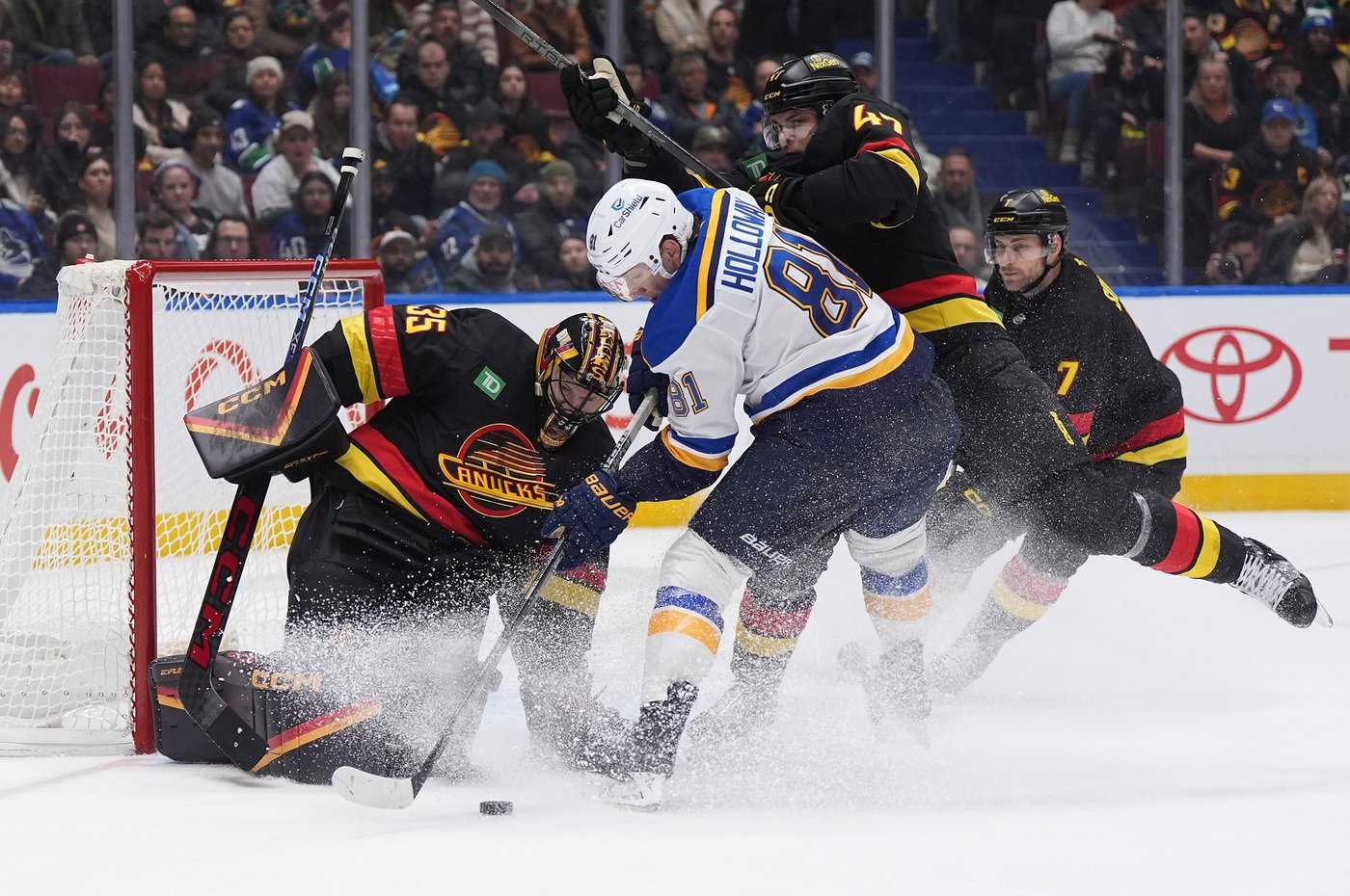Holloway plays overtime hero, St. Louis Blues edge Vancouver Canucks 4-3 | iNFOnews.ca