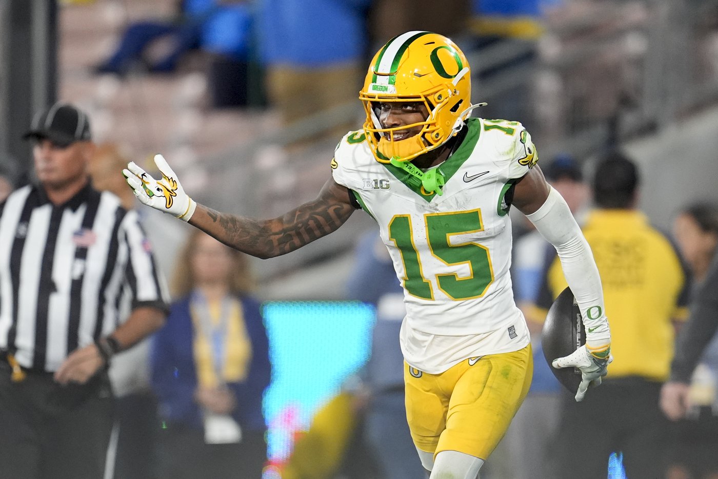 Dillon Gabriel throws for 3 TDs as No. 8 Oregon beats UCLA 34-13 in first Big Ten game | iNFOnews.ca