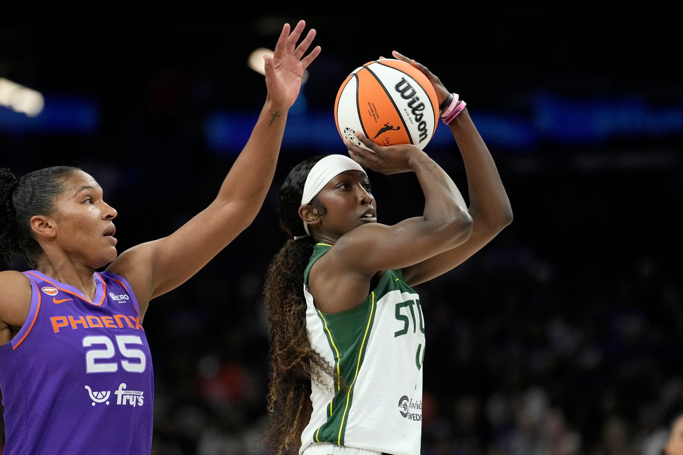 Mercury end 4-game losing streak with 93-73 rout of reeling Storm | iNFOnews.ca Mercury end 4-game losing streak with 93-73 rout of reeling Storm | iNFOnews.ca