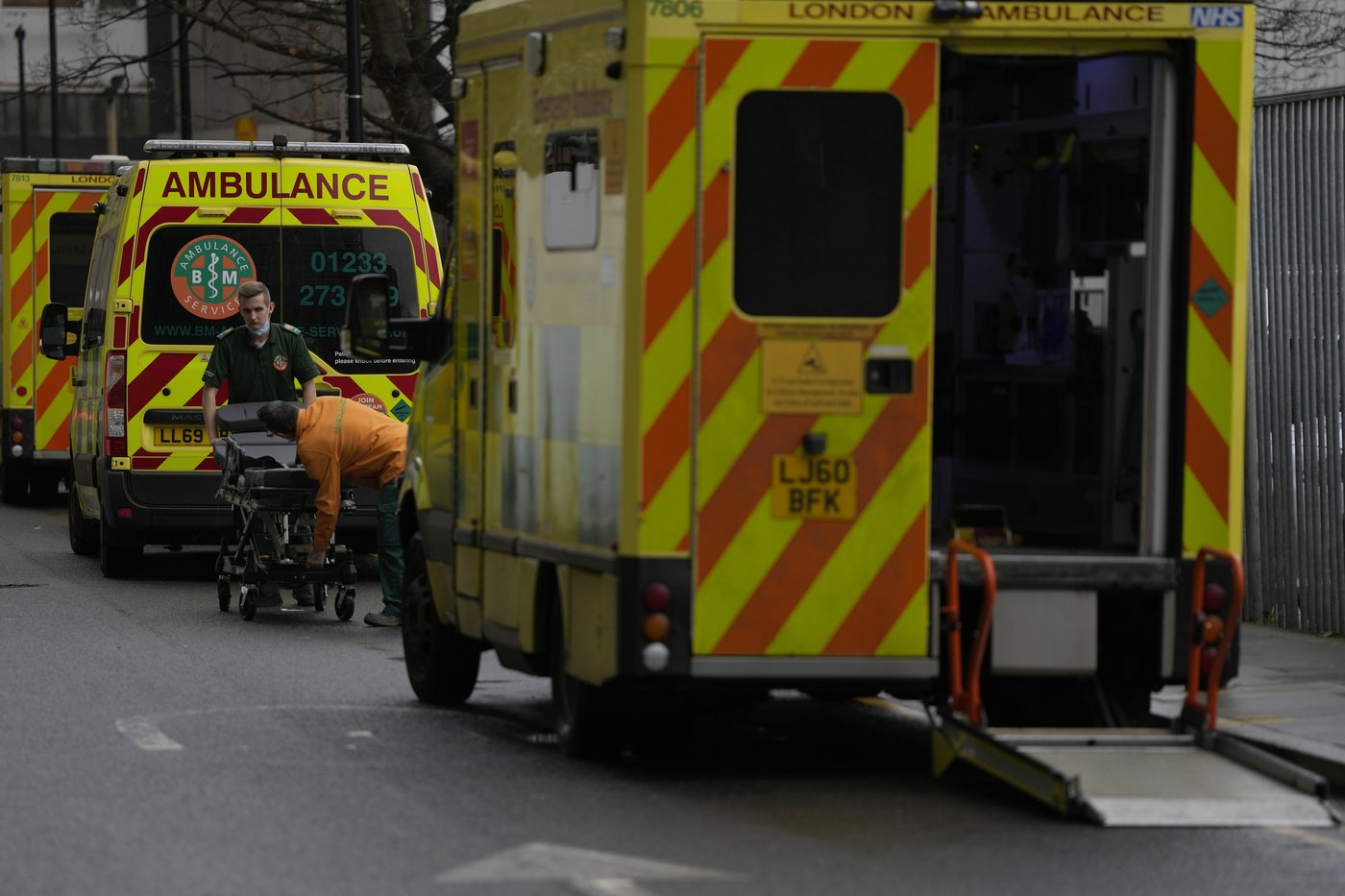 A runaway alligator and other non-emergencies that hampered UK ambulance dispatchers | iNFOnews.ca