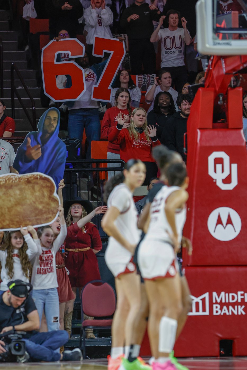 The '6-7' craze is going strong at NBA and college basketball games | iNFOnews.ca