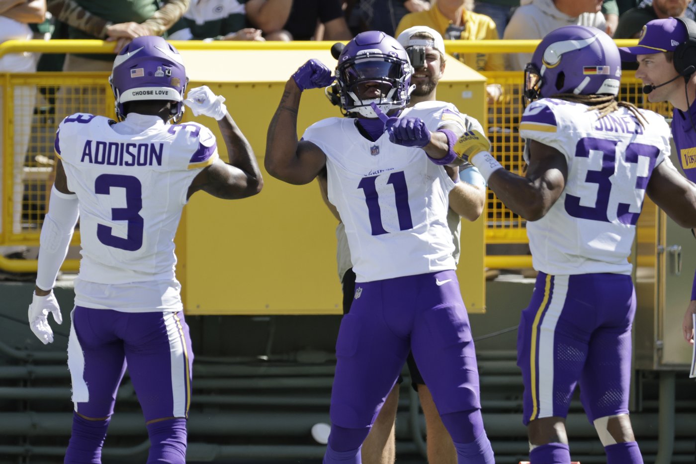 Sam Darnold and undefeated Vikings dominate first half and hang on to beat Packers 31-29 | iNFOnews.ca