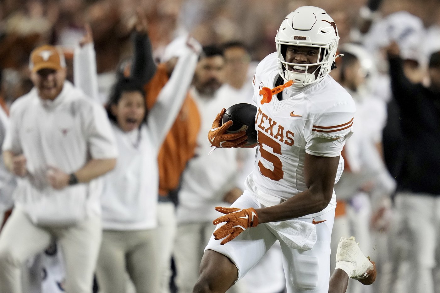 Wisner has career day as No. 3 Texas advances to SEC title game with 17-7 win over No. 20 Texas A&M | iNFOnews.ca Wisner has career day as No. 3 Texas advances to SEC title game with 17-7 win over No. 20 Texas A&M | iNFOnews.ca