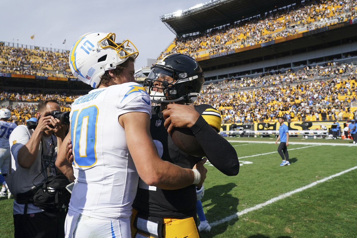 Chargers QB Justin Herbert's bid to play on a balky right ankle ends with an early exit | iNFOnews.ca Chargers QB Justin Herbert's bid to play on a balky right ankle ends with an early exit | iNFOnews.ca