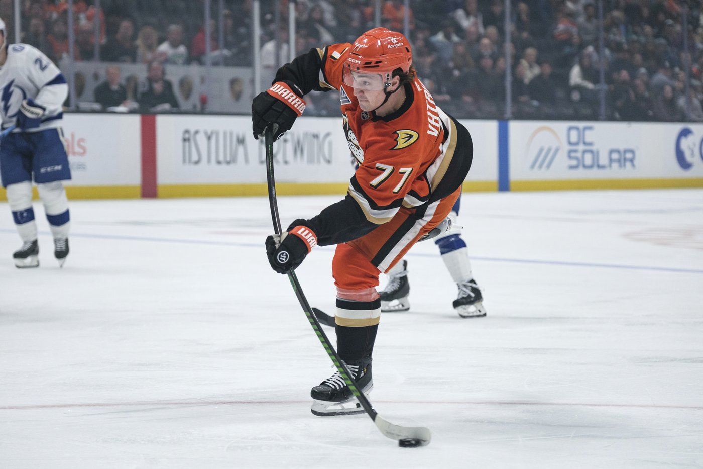 Vatrano has 2 goals and an assist after signing contract extension, leading Ducks past Lightning 4-1 | iNFOnews.ca