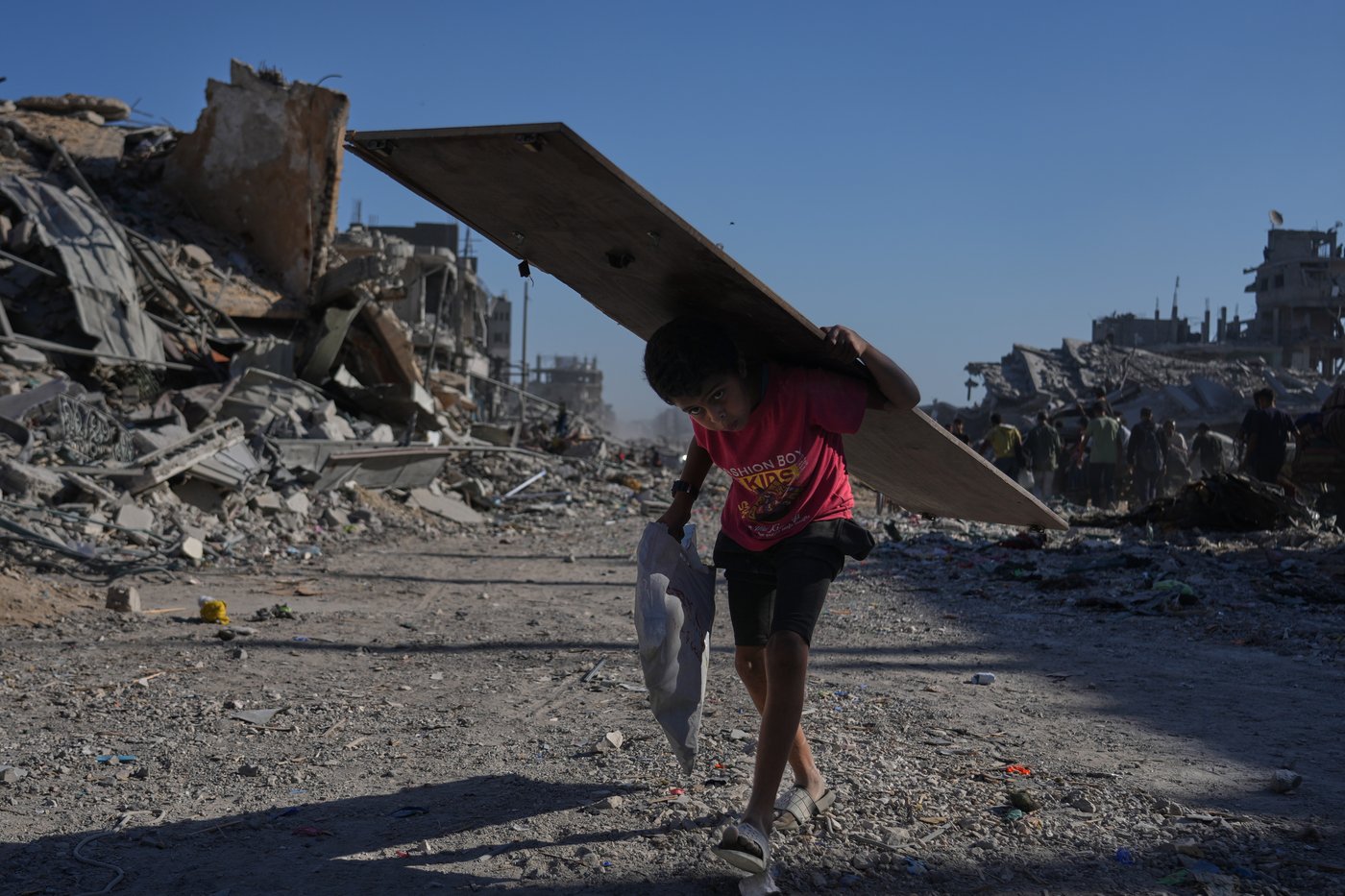Returning to ruins: Photos of Palestinian families going home | iNFOnews.ca