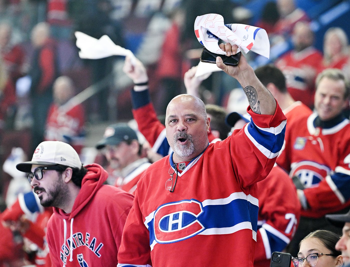 Montreal fans briefly carry U.S. anthem after mic fails before Canadiens playoff game | iNFOnews.ca Montreal fans briefly carry U.S. anthem after mic fails before Canadiens playoff game | iNFOnews.ca