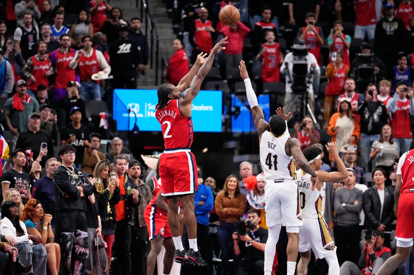 Kawhi Leonard wins it at buzzer, Clippers hold off hot-shooting Pelicans 126-124 | iNFOnews.ca Kawhi Leonard wins it at buzzer, Clippers hold off hot-shooting Pelicans 126-124 | iNFOnews.ca