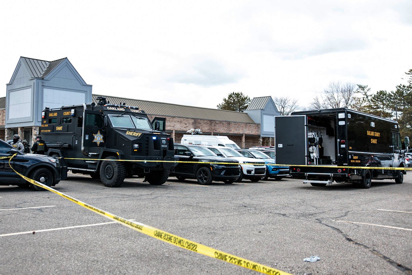 Photos show response after attack at suburban Detroit synagogue | iNFOnews.ca