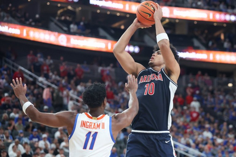 Freshman Koa Peat has dominant performance in debut for No. 13 Arizona vs. No. 3 Florida | iNFOnews.ca Freshman Koa Peat has dominant performance in debut for No. 13 Arizona vs. No. 3 Florida | iNFOnews.ca