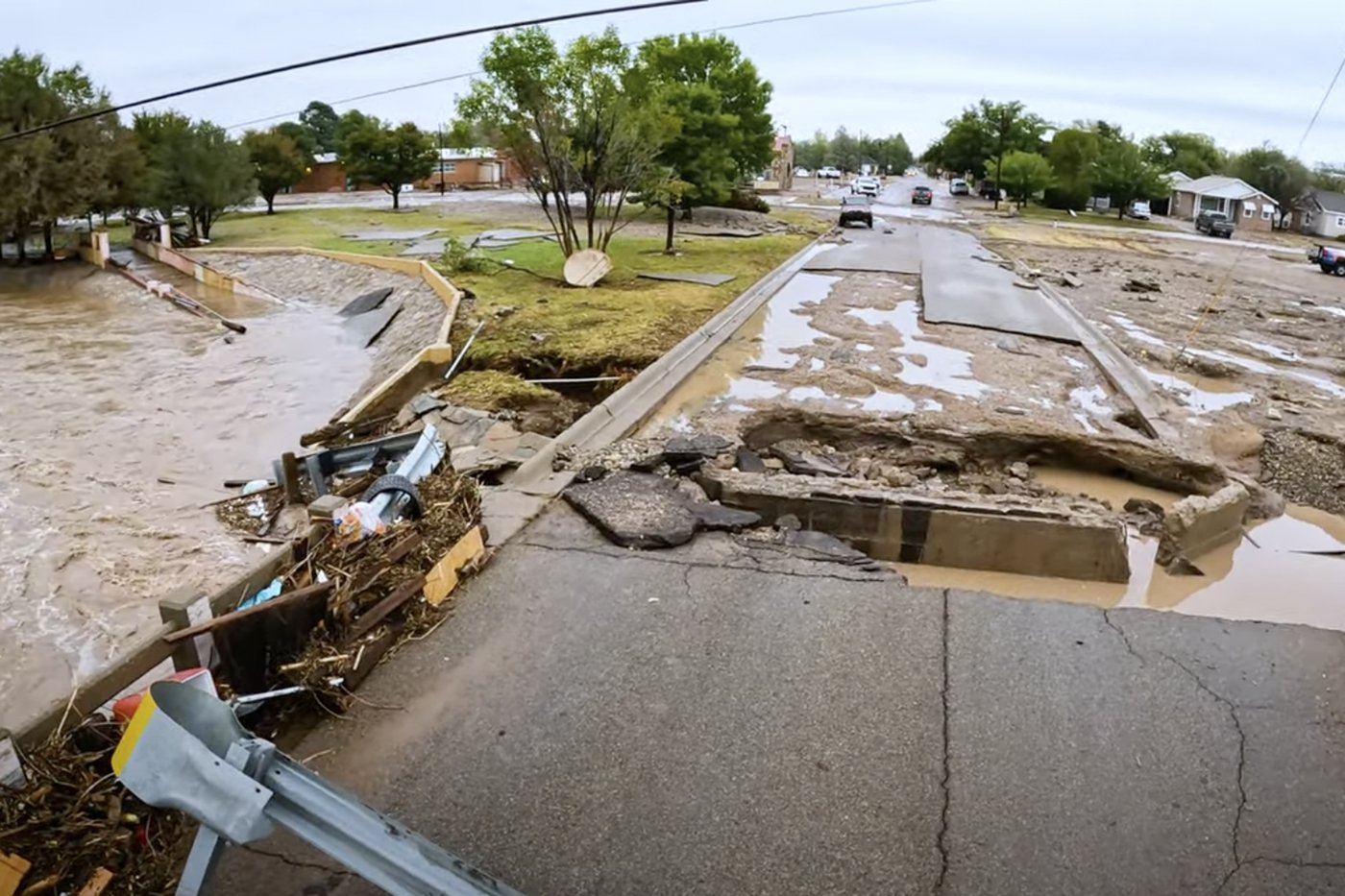 New Mexico authorities rescue hundreds after flooding strands many in high water and leaves 2 dead | iNFOnews.ca