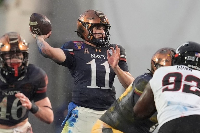 Blake Horvath leads No. 22 Navy to 35-13 victory over short-handed Cincinnati in Liberty Bowl | iNFOnews.ca