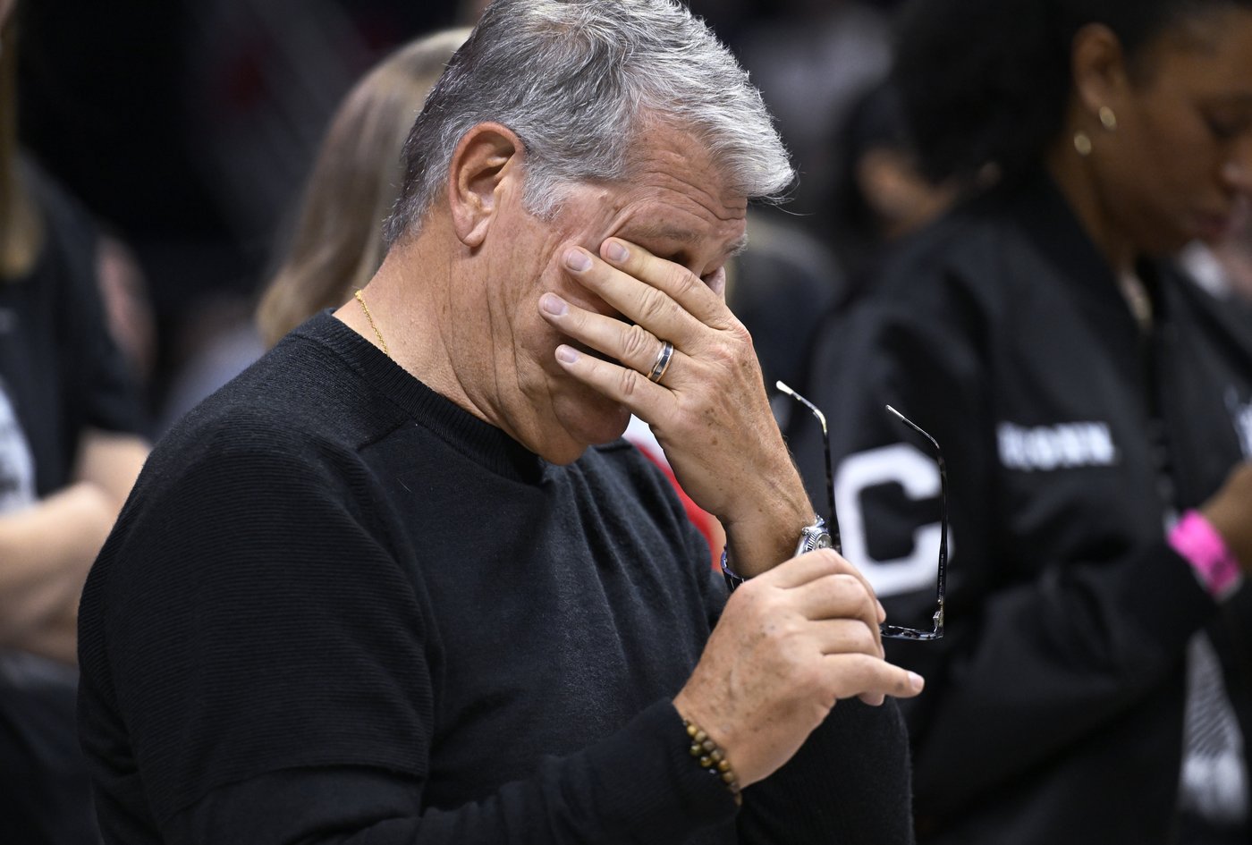 UConn coach Geno Auriemma breaks NCAA wins record, getting 1,217th career victory | iNFOnews.ca