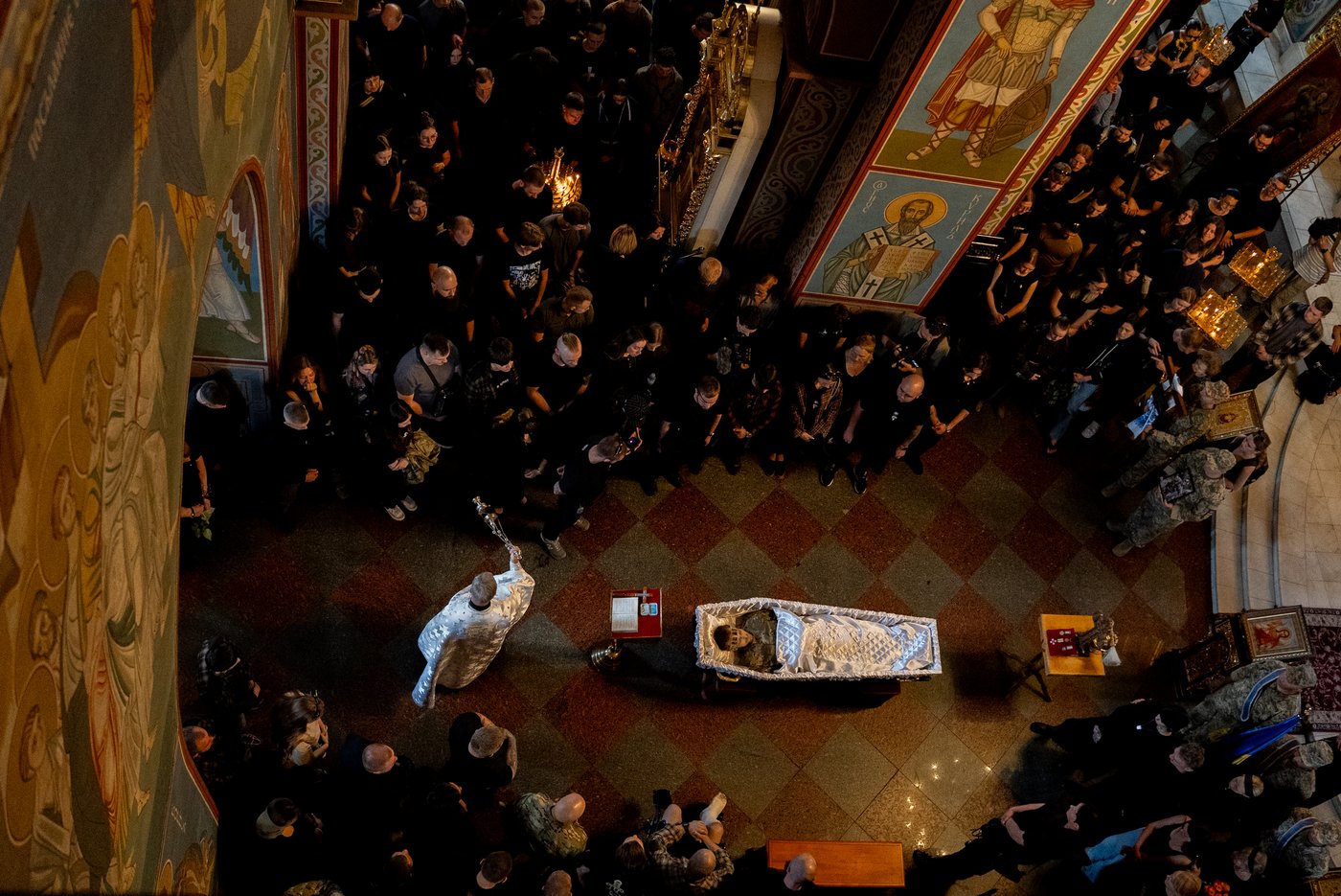 A pregnant soldier mourns her 21-year-old husband at his funeral in Ukraine | iNFOnews.ca A pregnant soldier mourns her 21-year-old husband at his funeral in Ukraine | iNFOnews.ca