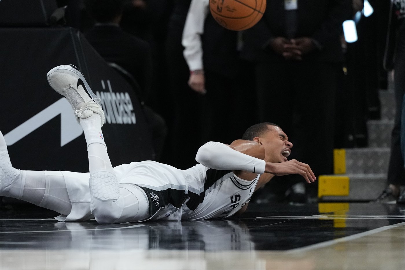 Victor Wembanyama has a concussion after falling face-first to court in loss to Blazers | iNFOnews.ca Victor Wembanyama has a concussion after falling face-first to court in loss to Blazers | iNFOnews.ca