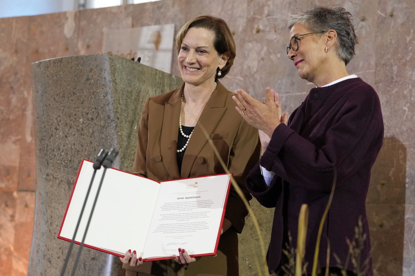 US writer Anne Applebaum appeals for arms for Ukraine as she accepts German peace prize | iNFOnews.ca