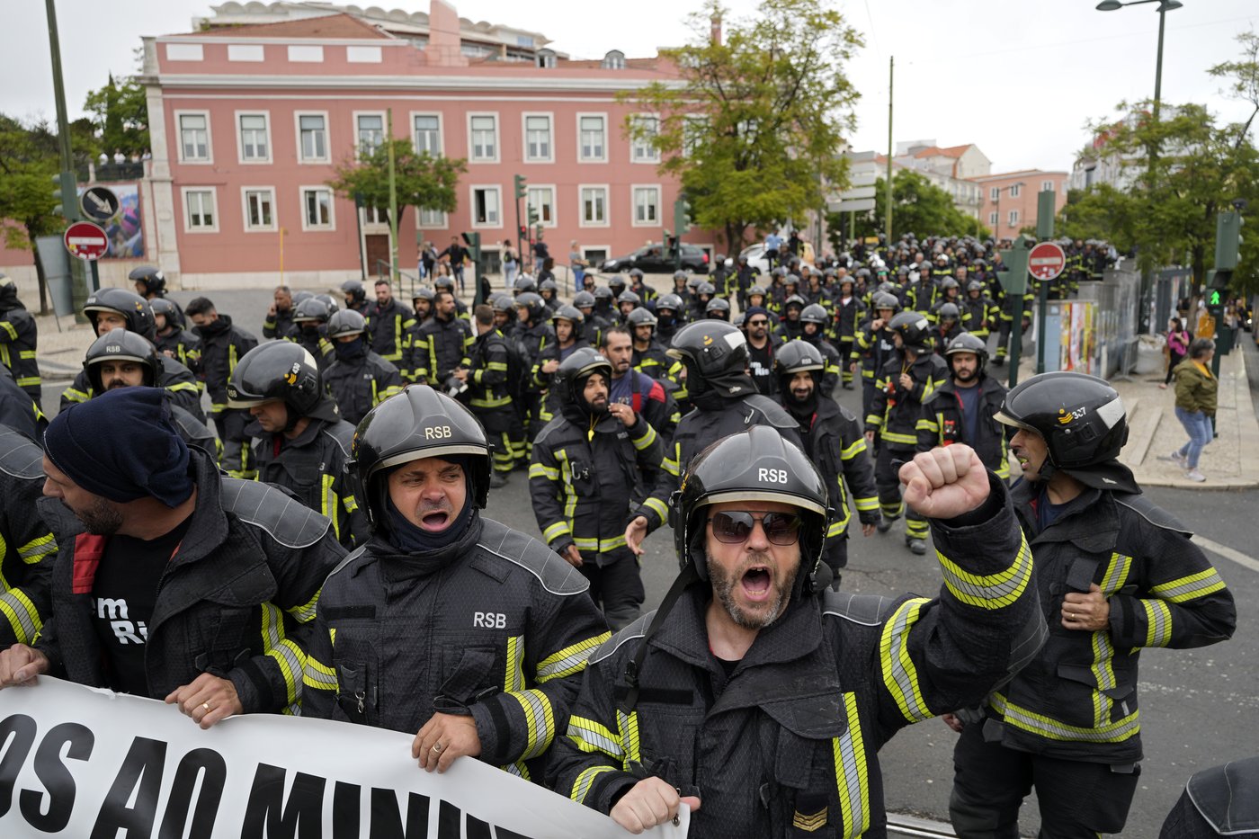 Portuguese firefighters protest outside parliament over labor conditions | iNFOnews.ca Portuguese firefighters protest outside parliament over labor conditions | iNFOnews.ca