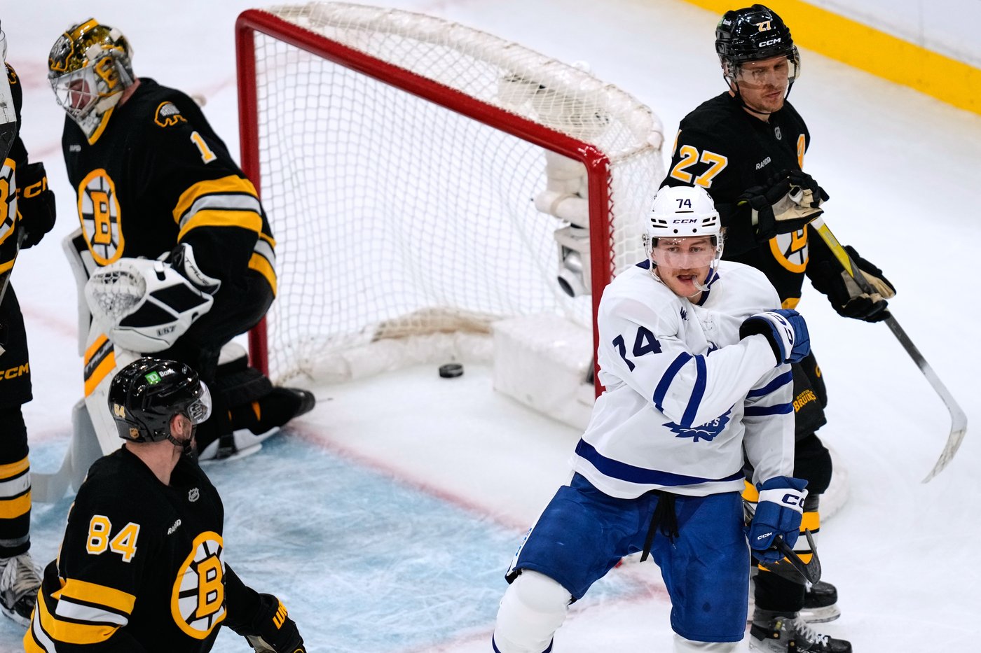 Pastrnak scores twice, hits 400-goal milestone as Bruins beat Maple Leafs 5-3 | iNFOnews.ca