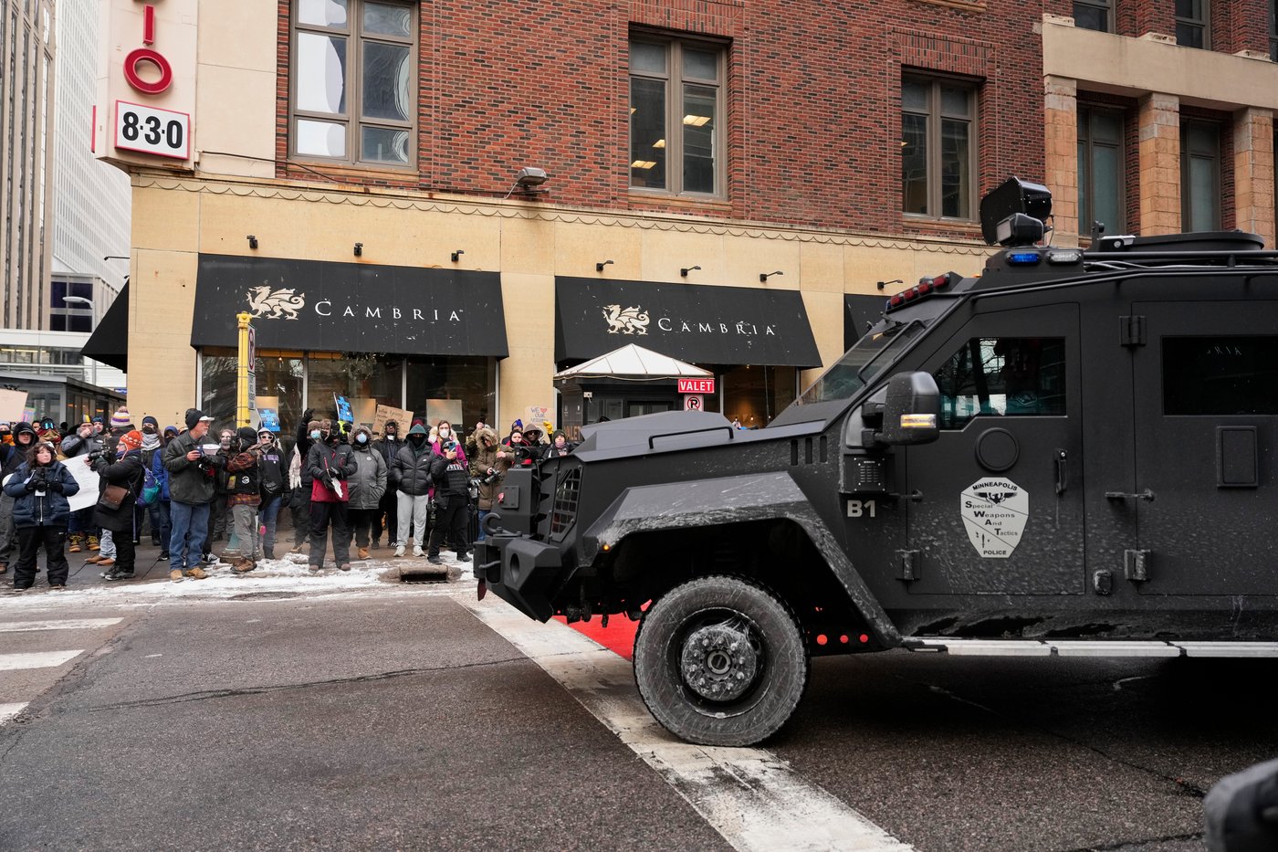 Photos show anti-ICE crowd chase off pro-ICE demonstrators from Minneapolis streets | iNFOnews.ca