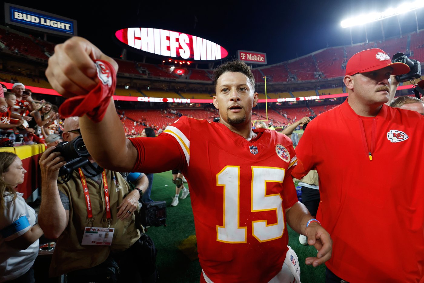 Patrick Mahomes shines on his surgically repaired knee in Chiefs' season-opening rout of Broncos | iNFOnews.ca Patrick Mahomes shines on his surgically repaired knee in Chiefs' season-opening rout of Broncos | iNFOnews.ca