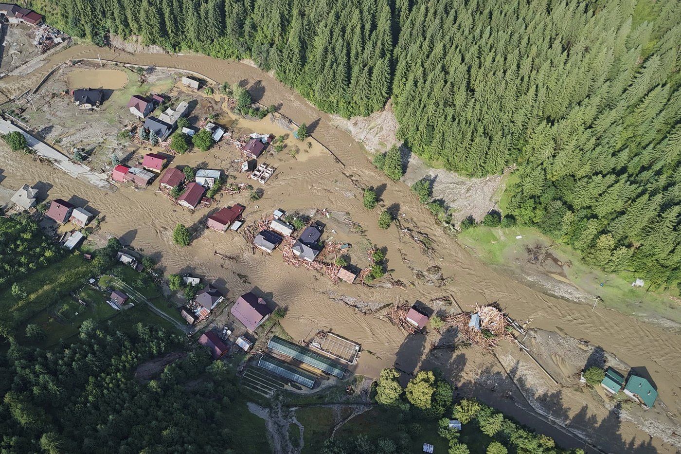 Flash floods in Romania kill at least 1 person and force hundreds of evacuations | iNFOnews.ca