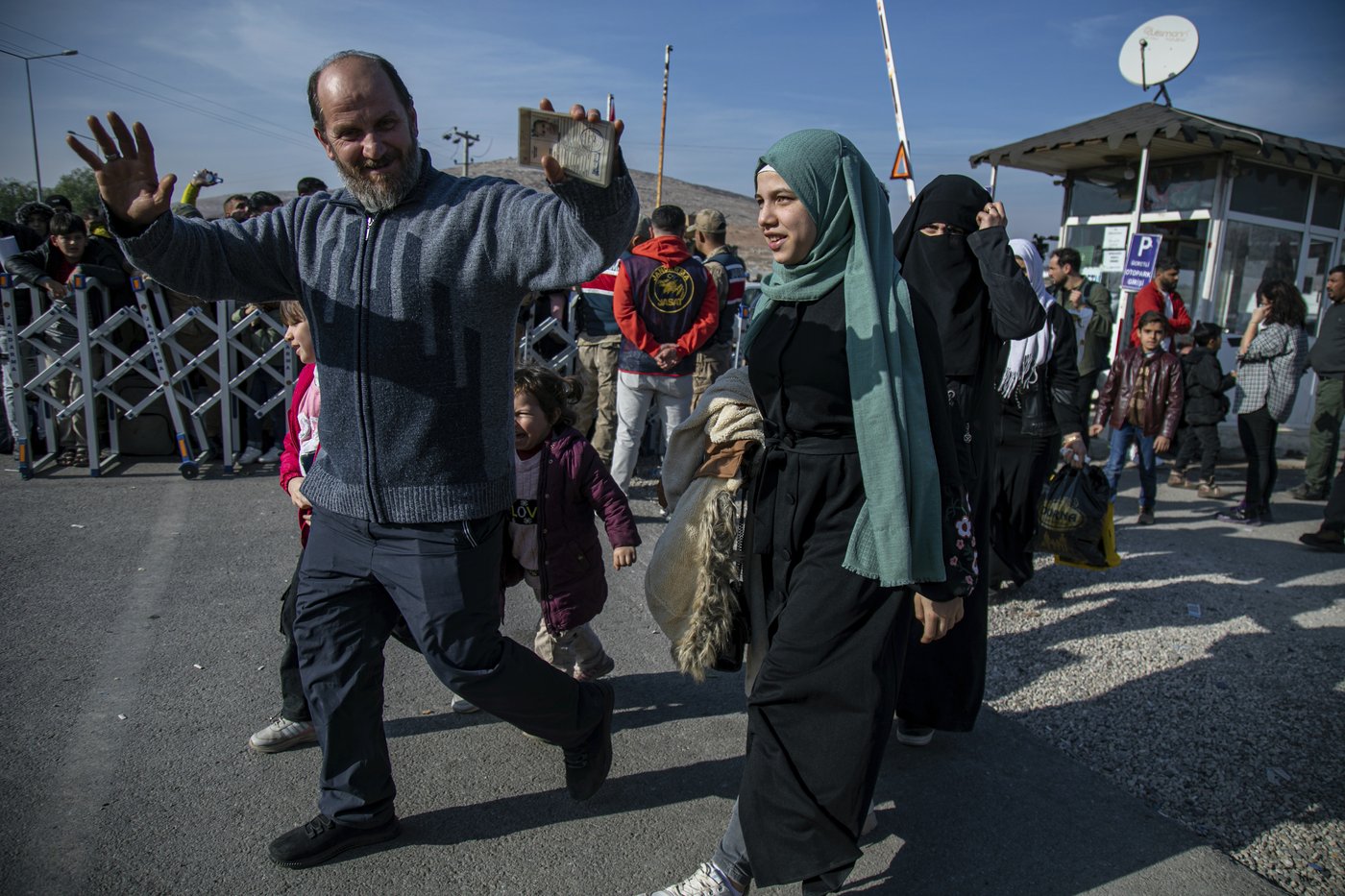 Hundreds of Syrians line up at Turkish border crossings as Erdogan expects more to go home | iNFOnews.ca Hundreds of Syrians line up at Turkish border crossings as Erdogan expects more to go home | iNFOnews.ca