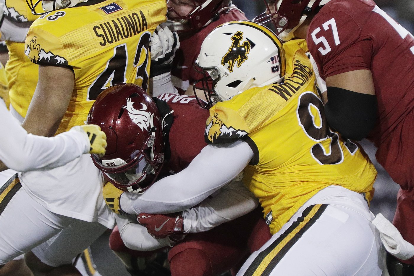 Evan Svoboda throws late TD pass to John Michael Gyllenborg as Wyoming beats Washington State 15-14 | iNFOnews.ca