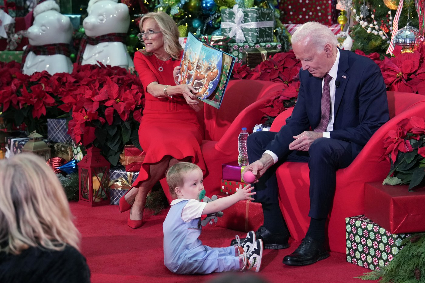 Biden and the first lady bring holiday cheer to patients and families at a children's hospital | iNFOnews.ca