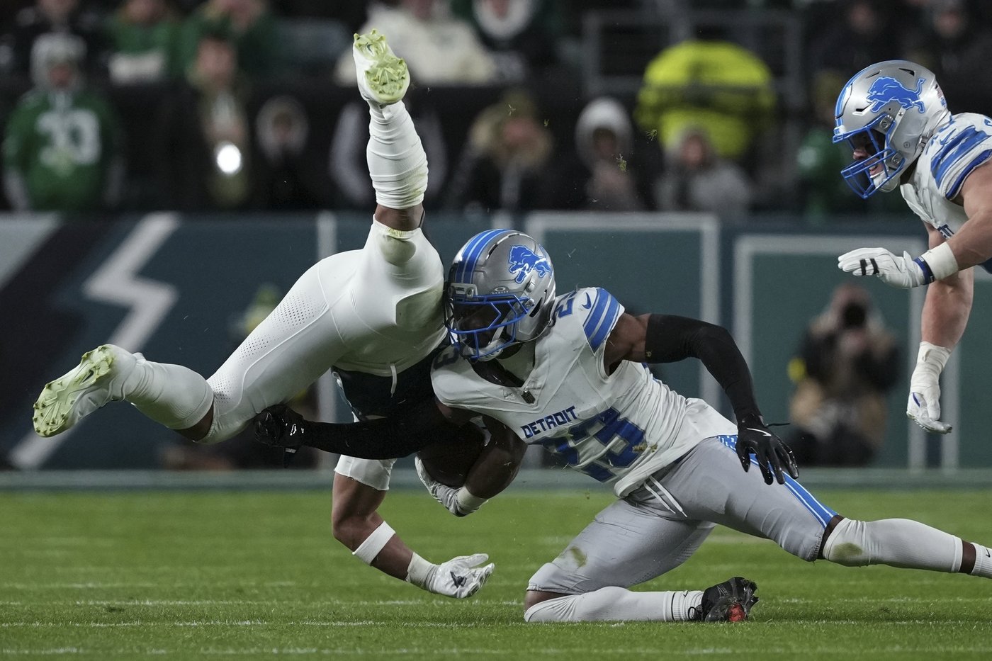 Dubious call seals Eagles' win over Lions and shakes up the NFC playoff race | iNFOnews.ca