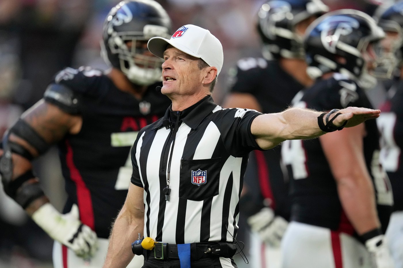 NFL and referees agree on a 7-year collective bargaining agreement, avoiding potential work stoppage | iNFOnews.ca