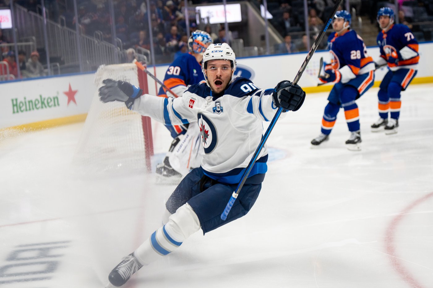 Toews gets 1st point in 2 1/2 years, Jets have 5 players score in win over Islanders | iNFOnews.ca