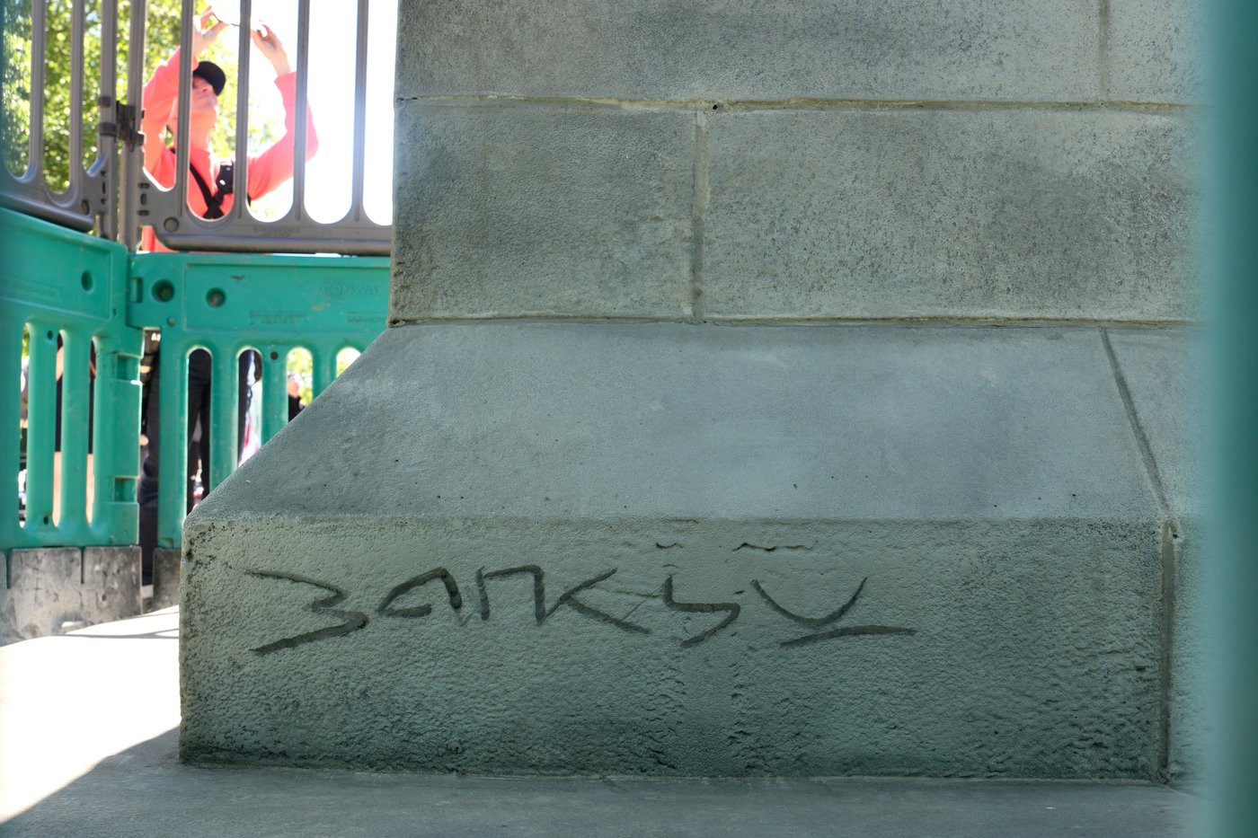Banksy confirms a new statue in central London of a man blinded by a flag is his work | iNFOnews.ca Banksy confirms a new statue in central London of a man blinded by a flag is his work | iNFOnews.ca