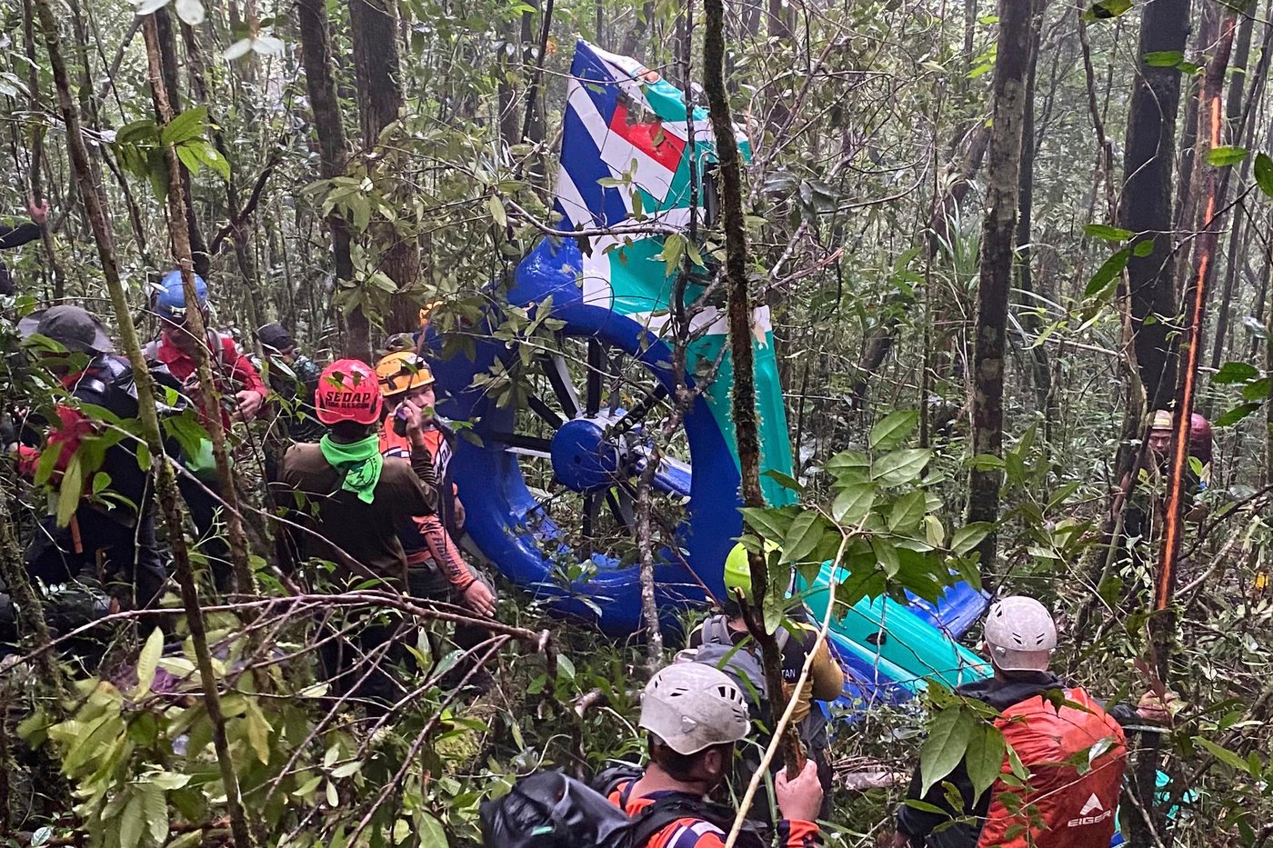 Indonesian rescuers find helicopter crash site on Borneo and recover 1 body so far | iNFOnews.ca Indonesian rescuers find helicopter crash site on Borneo and recover 1 body so far | iNFOnews.ca
