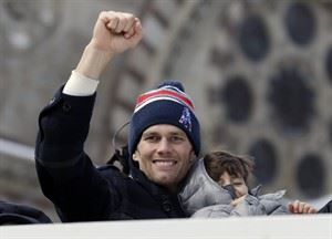 Super Bowl champion Patriots draw wild cheers from excited fans at parade in snowy Boston | iNFOnews.ca CP31757236