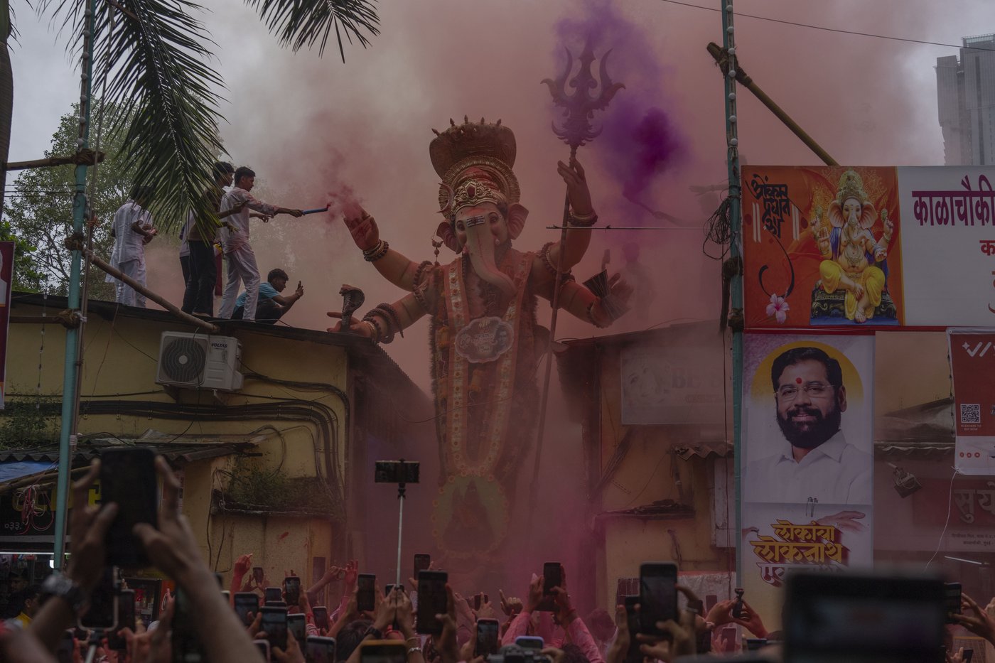 Photos show Indians marking final day of Ganesh Chaturthi that ends with sea immersion | iNFOnews.ca