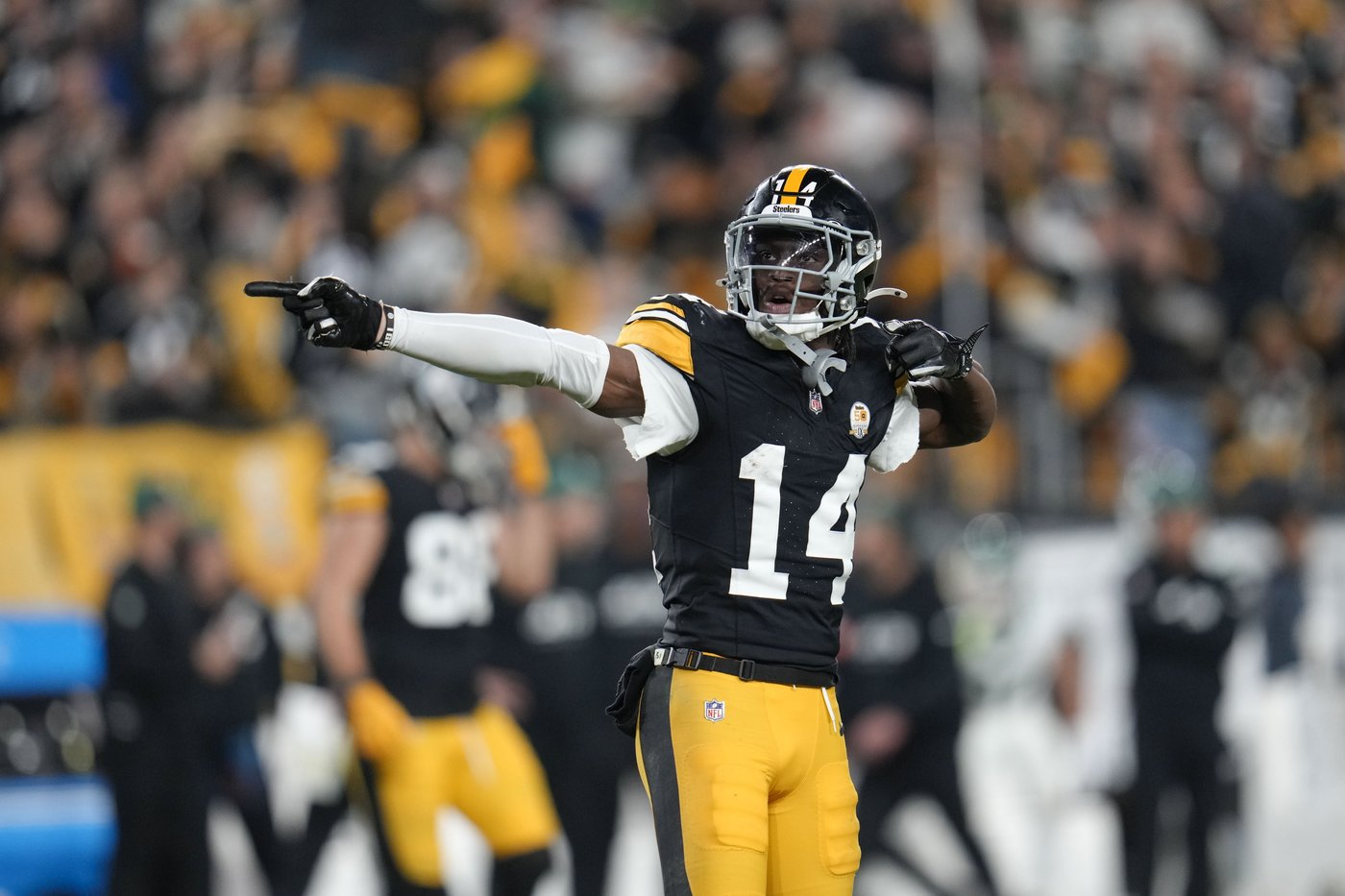 Russell Wilson throws for 2 TDs, runs for another TD in Pittsburgh debut as Steelers rout Jets 37-15 | iNFOnews.ca