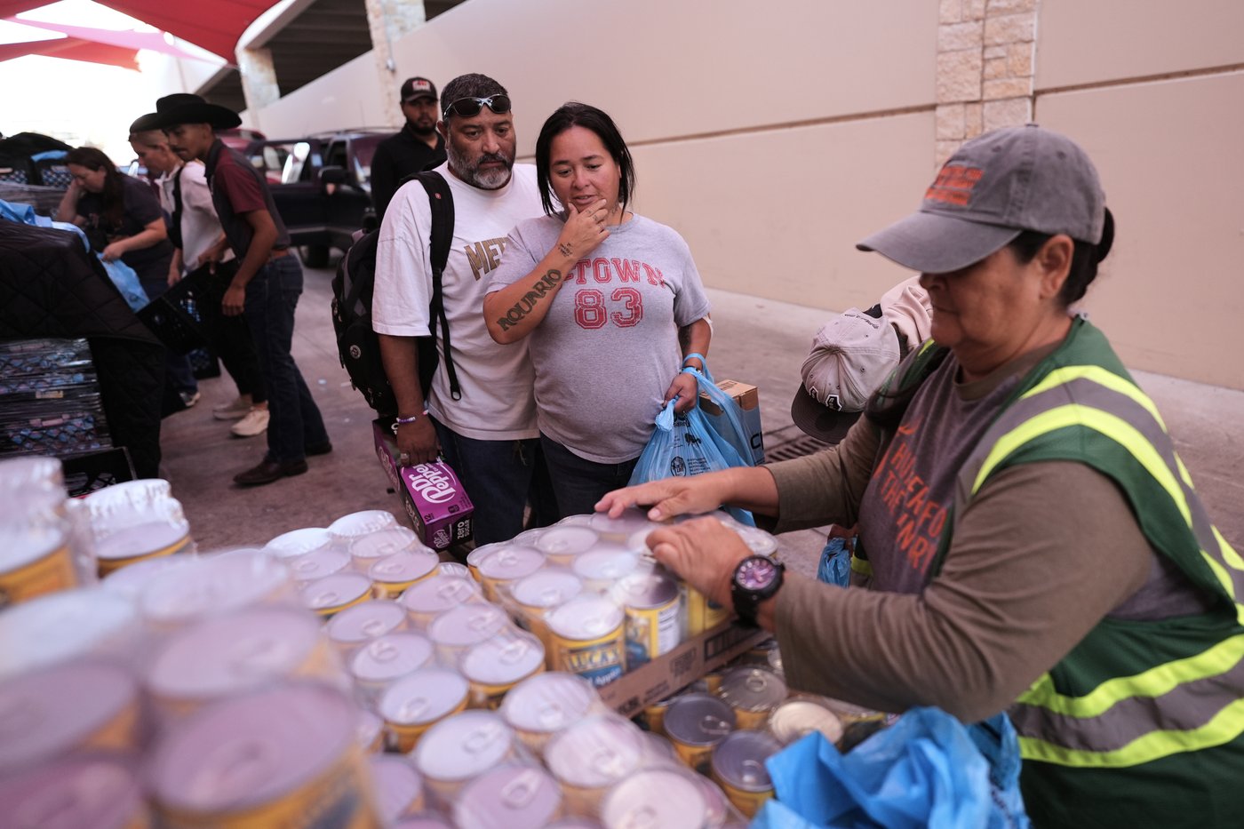 Photos of Americans turning to food pantries as shutdown drags on | iNFOnews.ca