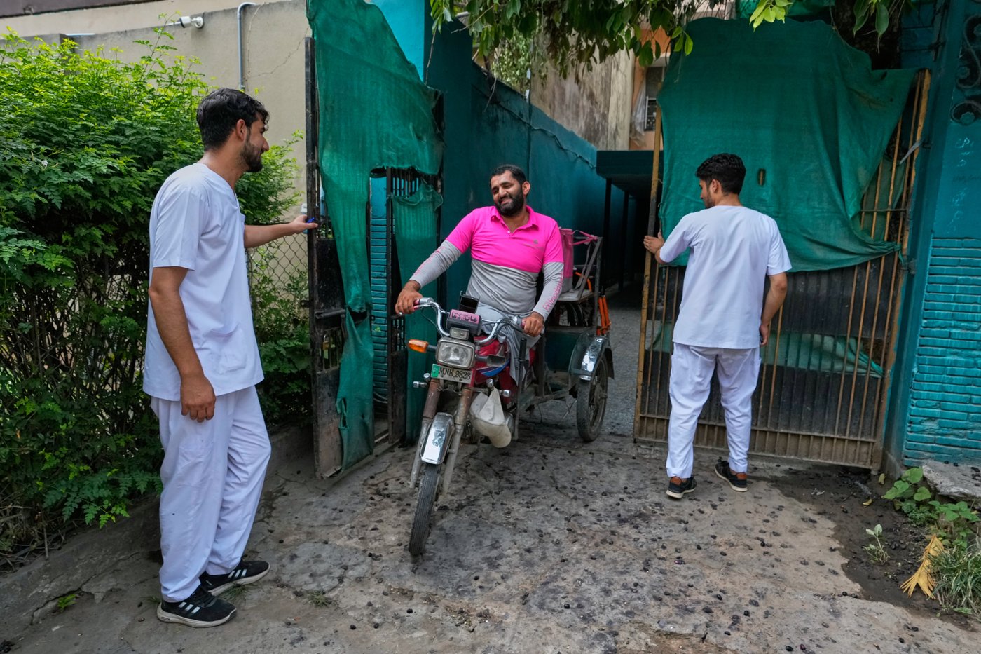 An accident took his legs. He adapted his motorcycle and delivers meals across Islamabad, in photos | iNFOnews.ca