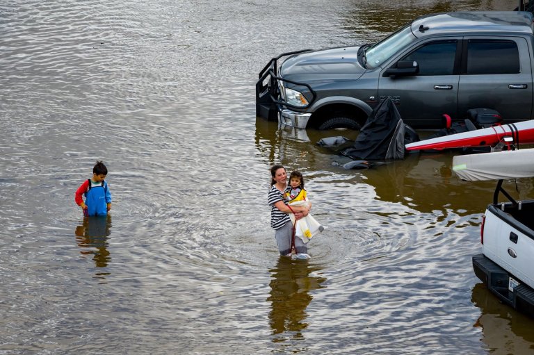 Heavy rain, high tides cause flooding along stretch of Northern California | iNFOnews.ca