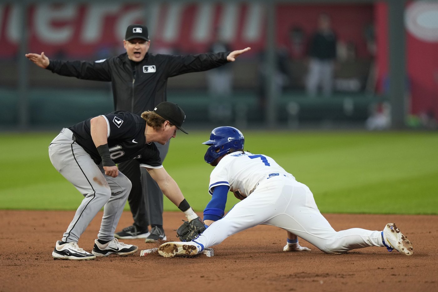 White Sox INF Chase Meidroth scratched because of right shoulder soreness | iNFOnews.ca
