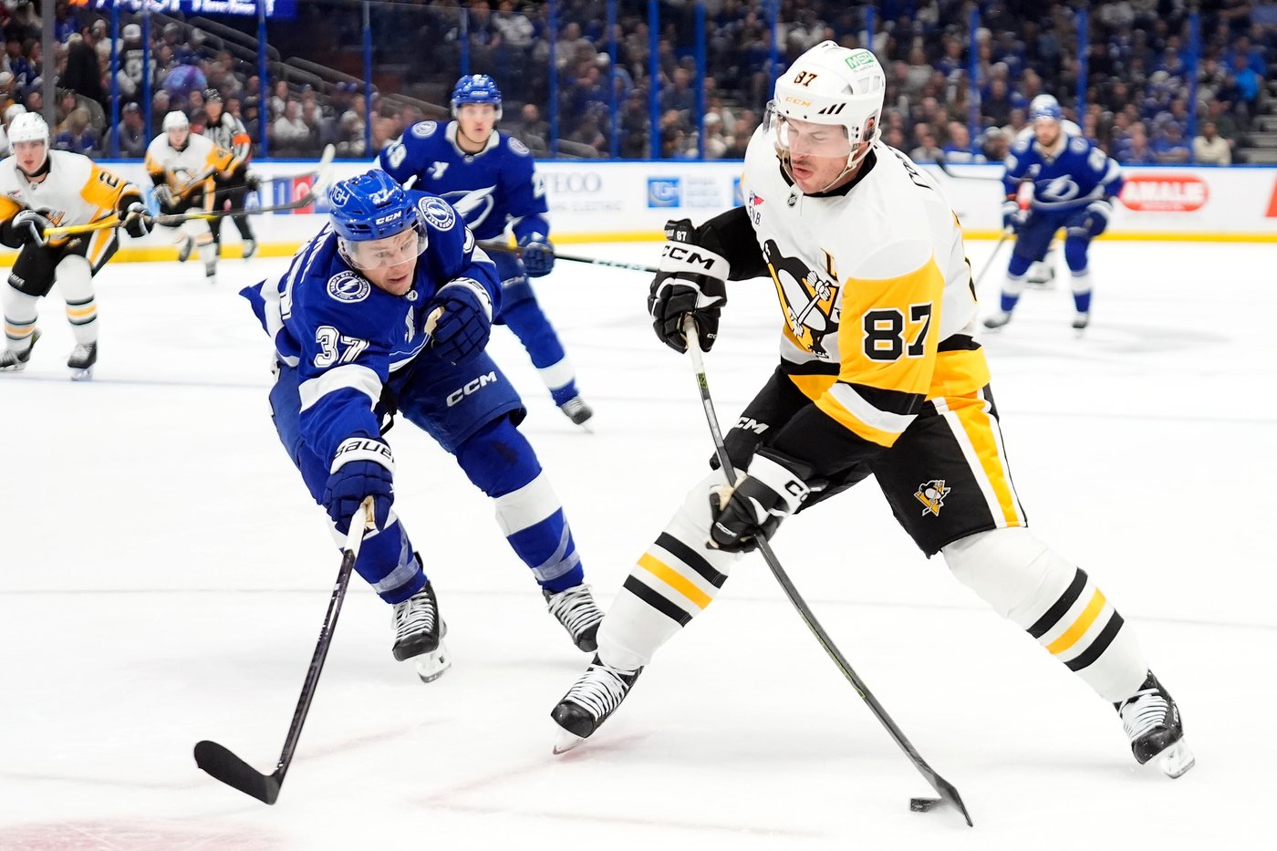Malkin breaks late tie with 2nd goal of game, Penguins beat Lightning 4-3 | iNFOnews.ca Malkin breaks late tie with 2nd goal of game, Penguins beat Lightning 4-3 | iNFOnews.ca