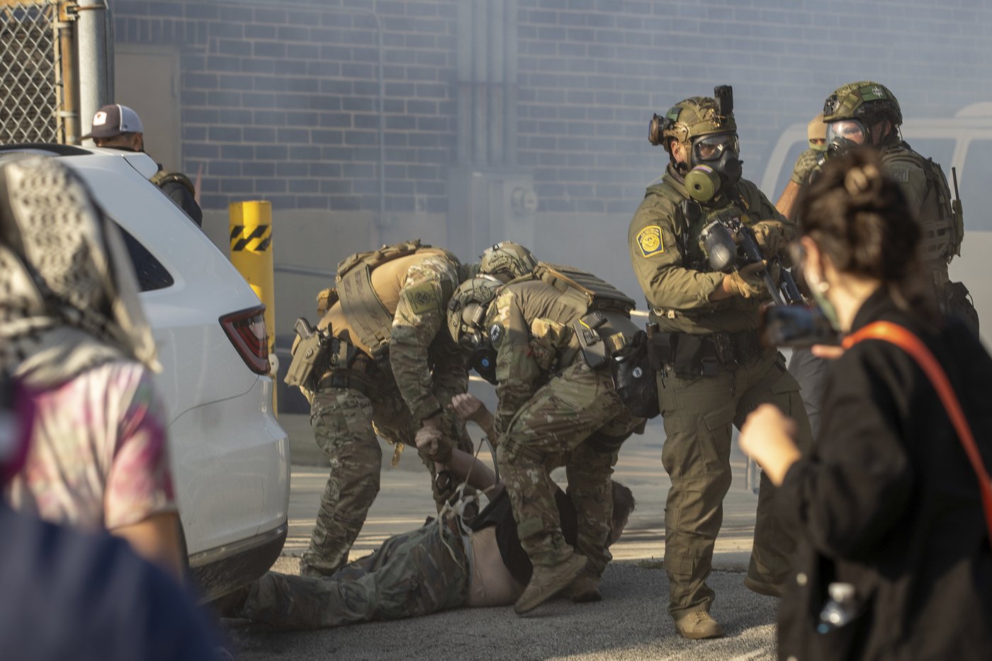 Protesters try to block vehicles at key immigration building in suburban Chicago | iNFOnews.ca