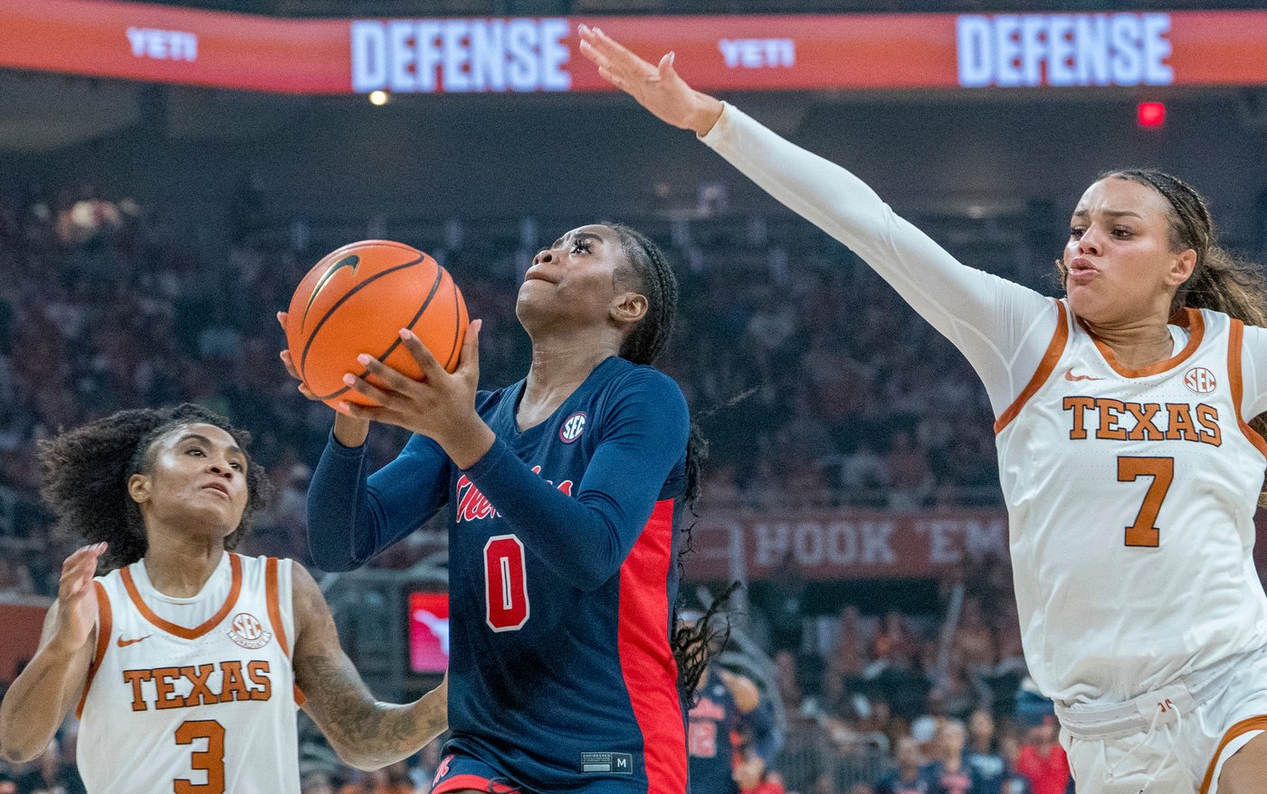 Lee scores 17 and makes clutch play to help No. 2 Texas survive No. 15 Mississippi 67-64 | iNFOnews.ca