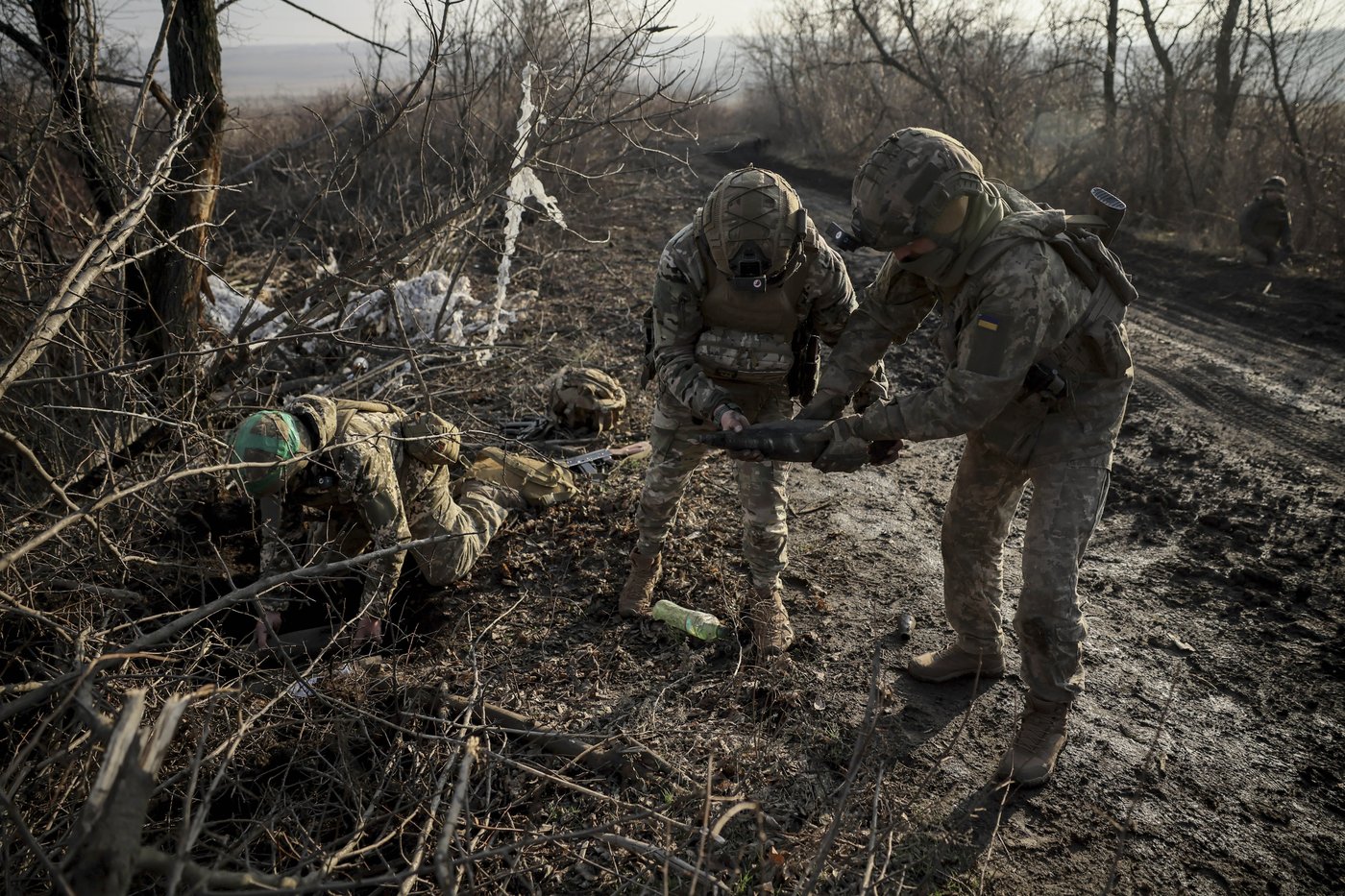 Russian forces bypass a key stronghold in a bid to cut off its supplies, a Ukrainian officer says | iNFOnews.ca Russian forces bypass a key stronghold in a bid to cut off its supplies, a Ukrainian officer says | iNFOnews.ca