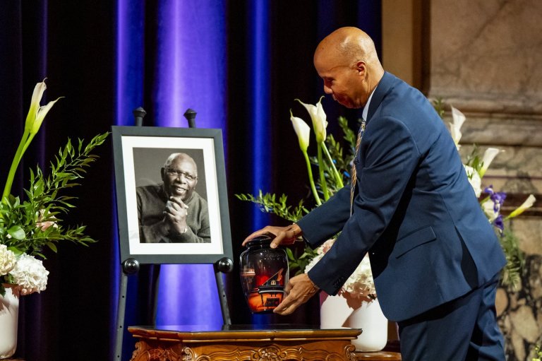 Jazz pianist Oliver Jones to be laid to rest in a public funeral in Little Burgundy | iNFOnews.ca