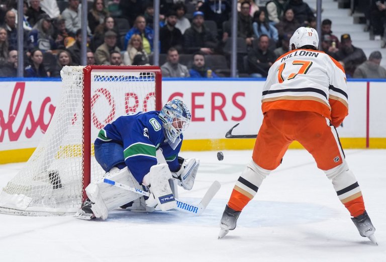 Pacific Division-leading Anaheim Ducks hold off Vancouver Canucks for 5-3 win | iNFOnews.ca
